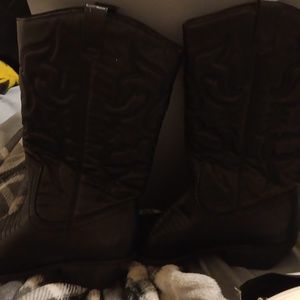I'm selling these black cow girl boots there new I got the wrong size